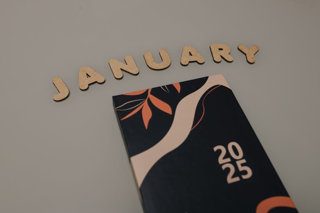 A 2025 notepad with the word January above it